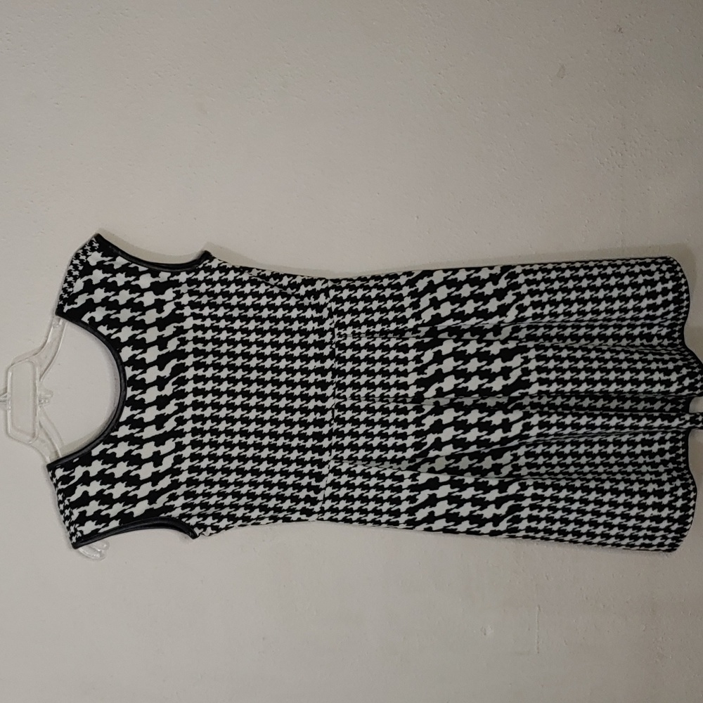 Tiana B. Women's Size 4 Petite Sleeveless Back Zip Herringbone Pattern Dress